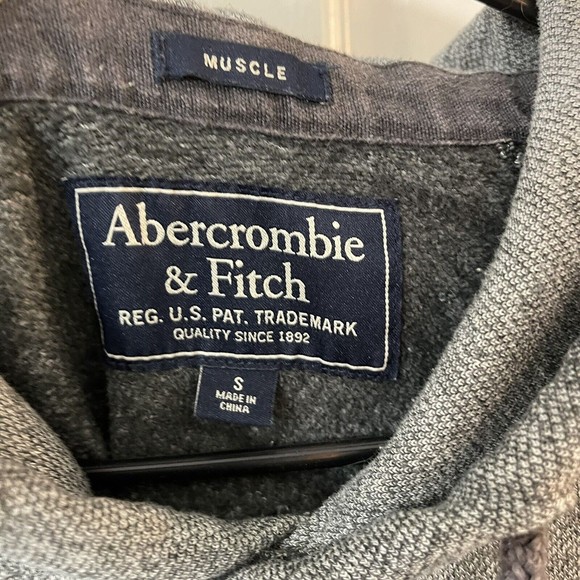 Abercrombie & Fitch Hoodie Gray Muscle Fit Distressed Pullover Size Small Patch - Picture 5 of 7